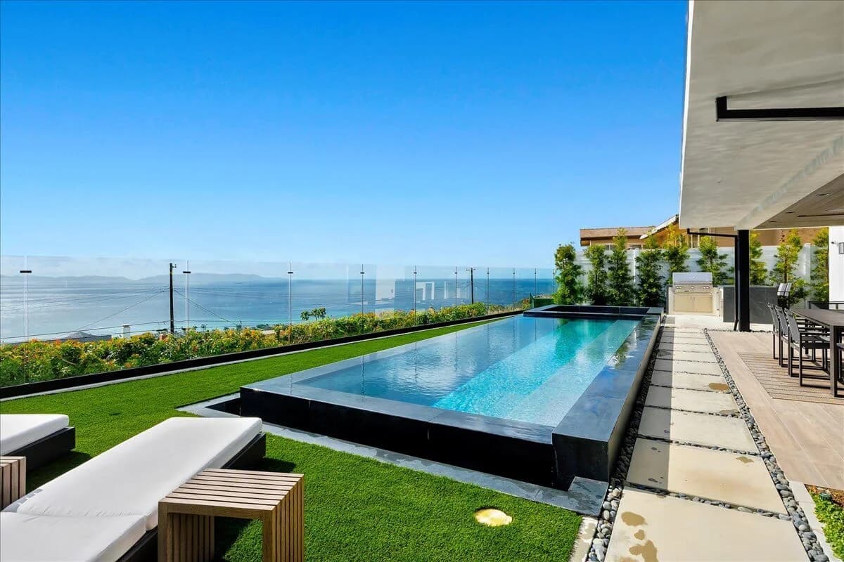 South Shores Home near Torrance by DECOMA Industries